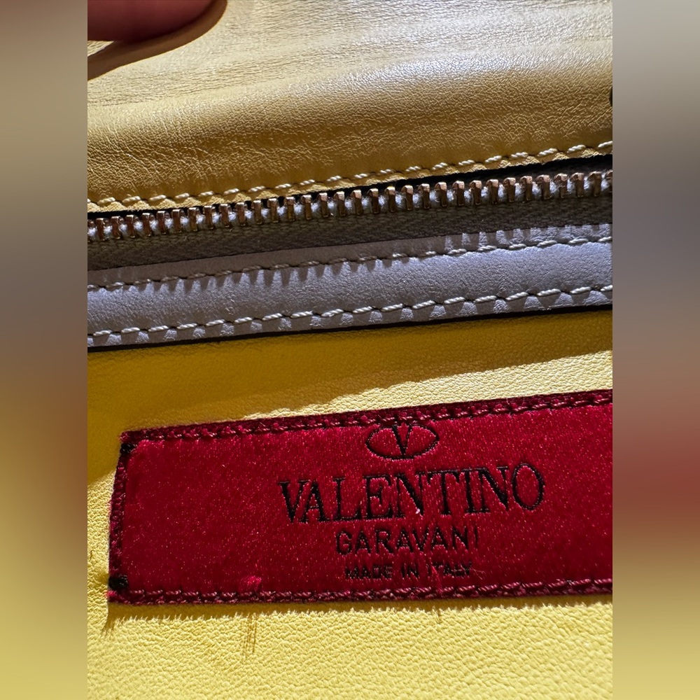 Valentino Garavani Glam Lock Shoulder Bag, GUC. COA - Picture 15 of 16